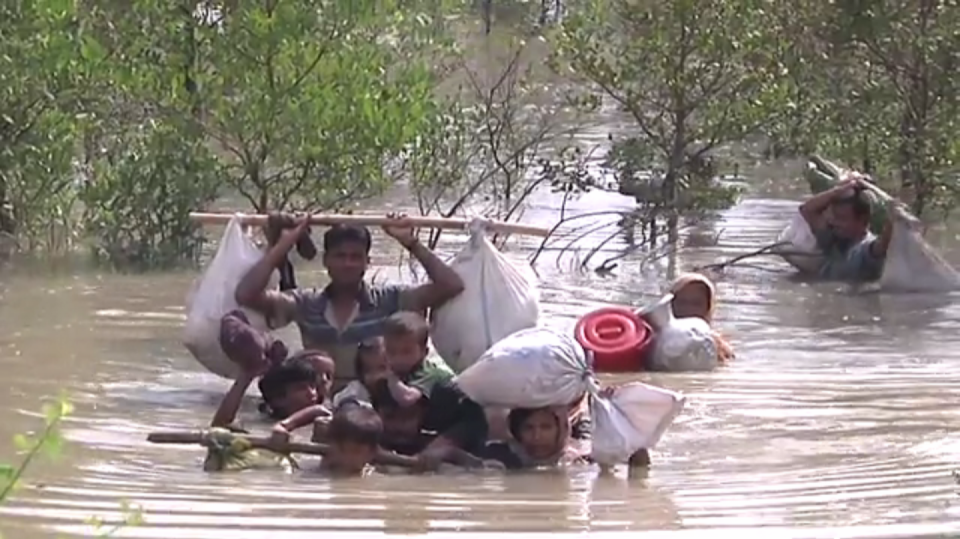 Rohingové prchají z Barmy do Bangladéše